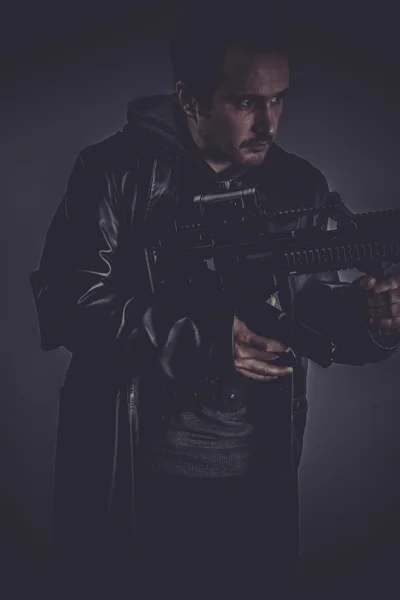 Serious gangster with gun — Stock Photo, Image