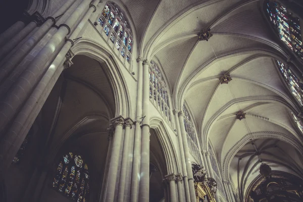 大教堂的内部、 哥特式的风格，西班牙教堂 — 图库照片
