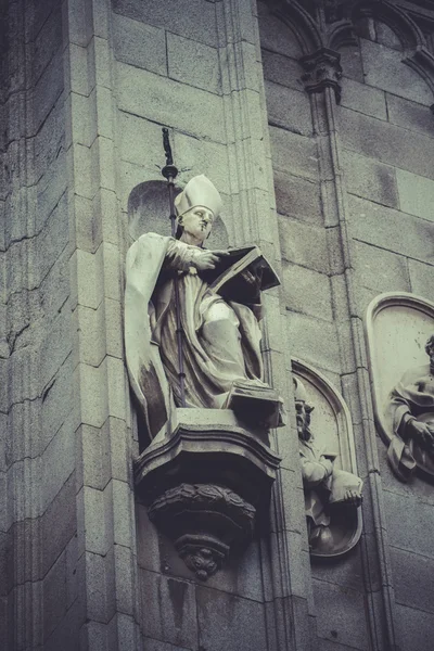 Bogen mit Figuren im gotischen Stil — Stockfoto