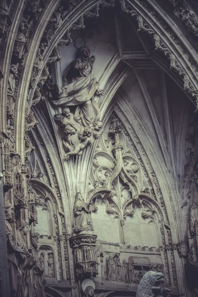 Arch with figures of Gothic style — Stock Photo, Image