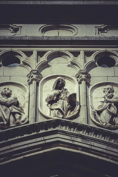Katedral'ın üzerindeki heykeller — Stok fotoğraf
