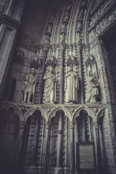 トレド大聖堂の側の入り口 — ストック写真