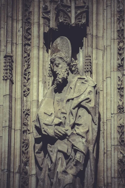 Skulpturerna på fasaden av katedralen — Stockfoto