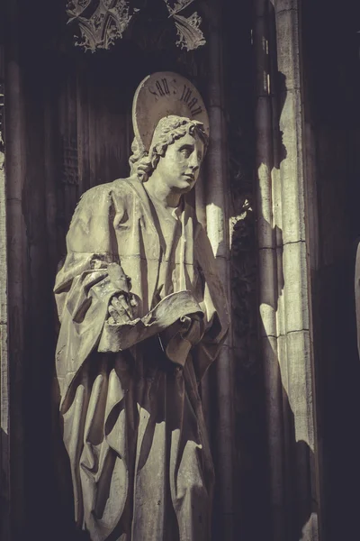 Sculpturen op de gevel van de kathedraal — Stockfoto