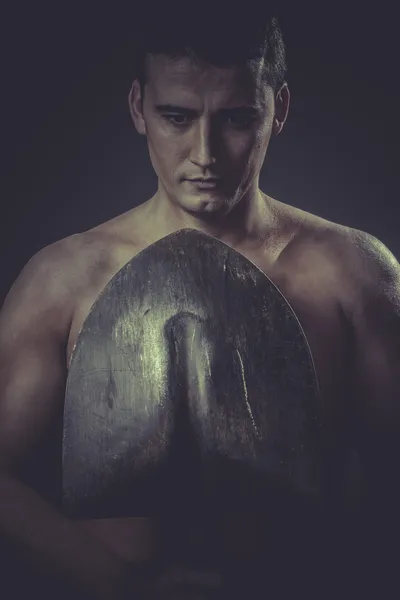 Trabalhador masculino segurando uma pá — Fotografia de Stock