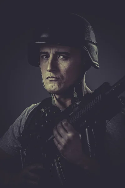 彩弹射击运动员戴防护头盔 — 图库照片