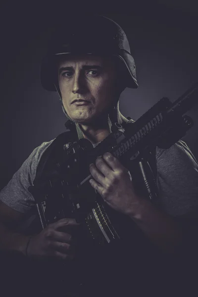 彩弹射击运动员戴防护头盔 — 图库照片