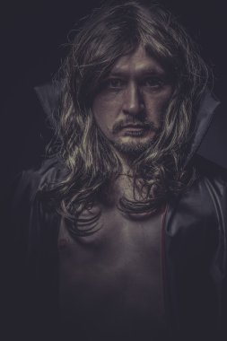 uzun, Siyah pelerinli adam kılığında