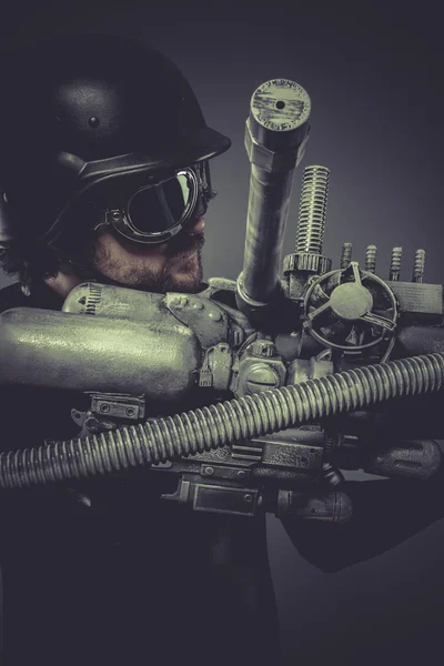 Budoucí voják s obrovským zbraní — Stock fotografie