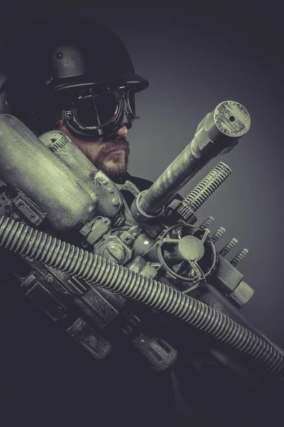 Budoucí voják s obrovským zbraní — Stock fotografie