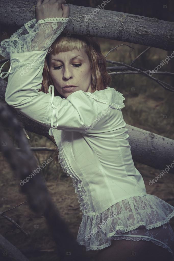nackte Frau im Wald — Stockfoto © outsiderzone 47528685