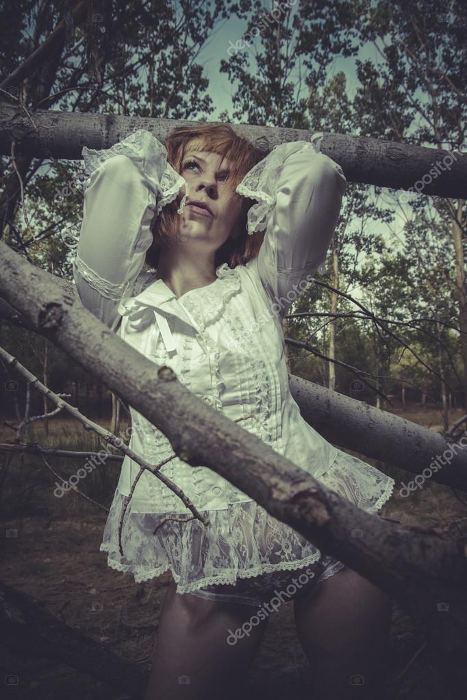 Nackte Frau im Wald — Stockfoto © outsiderzone 47529095