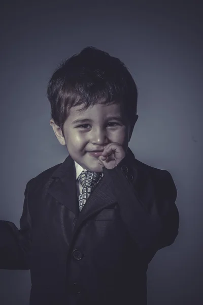 Мальчик в костюме и галстуке — стоковое фото