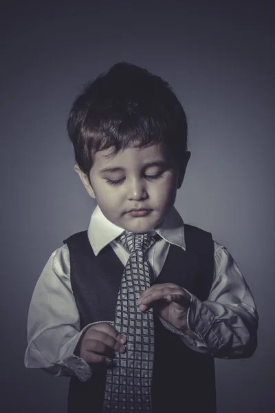 Boy v obleku a kravatě — Stock fotografie