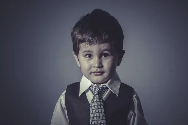 Хлопчик в костюмі і краватці — стокове фото