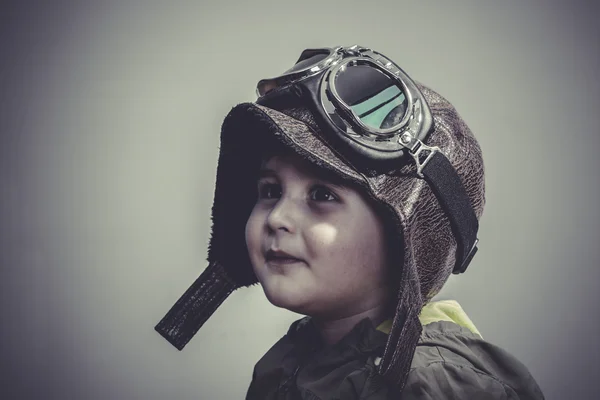 Niño vestido con sombrero de aviador y gafas — Foto de Stock