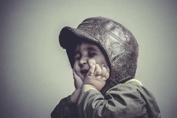 Kind gekleed in vlieger hoed en bril — Stockfoto