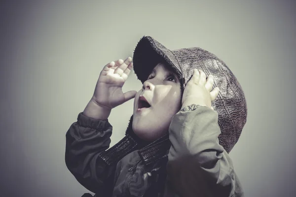 Child dressed in aviator hat and goggles — Stock Photo, Image