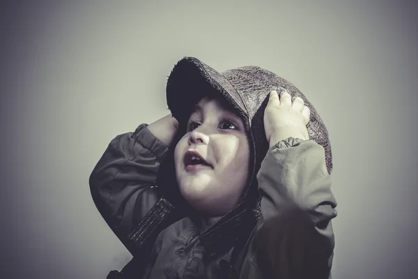 Enfant vêtu d'un chapeau et de lunettes d'aviateur — Photo