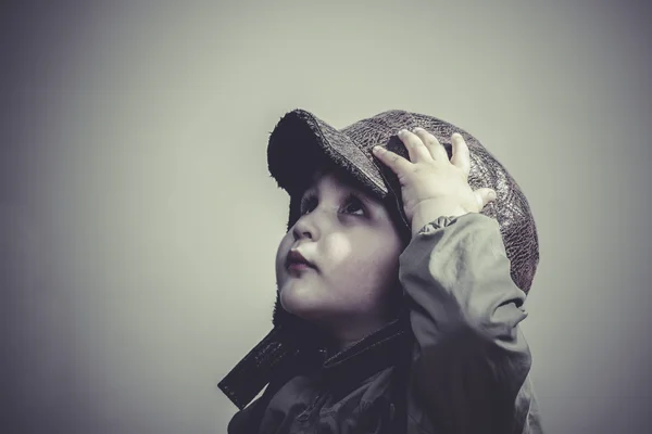 Enfant vêtu d'un chapeau et de lunettes d'aviateur — Photo