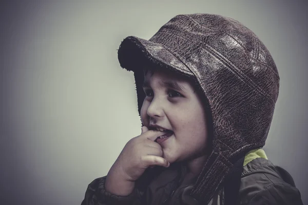 Enfant vêtu d'un chapeau et de lunettes d'aviateur — Photo