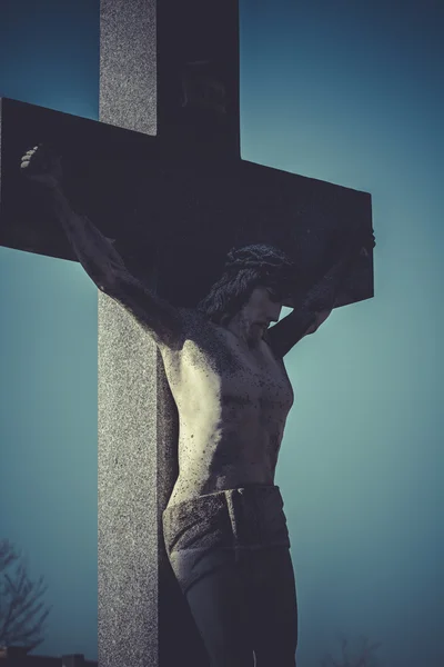 Jesus Christus am Kreuz auf einem Friedhof — Stockfoto