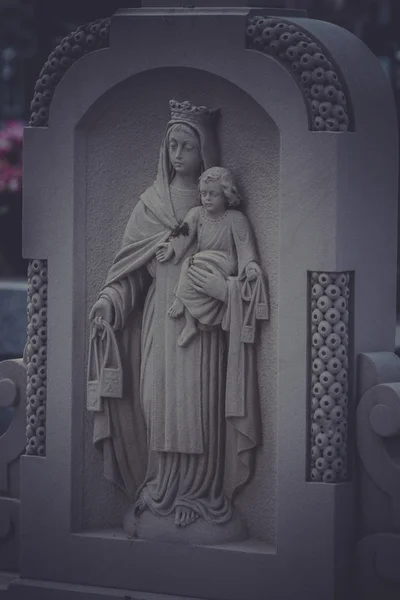 A temetőben Szűz Mária szobor — Stock Fotó