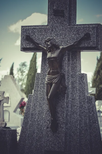 Gesù Cristo sulla croce in un cimitero — Foto Stock