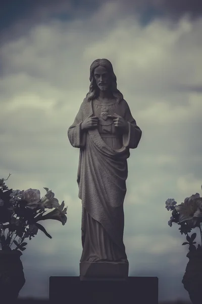 Detalle del cementerio con escultura de piedra — Foto de Stock