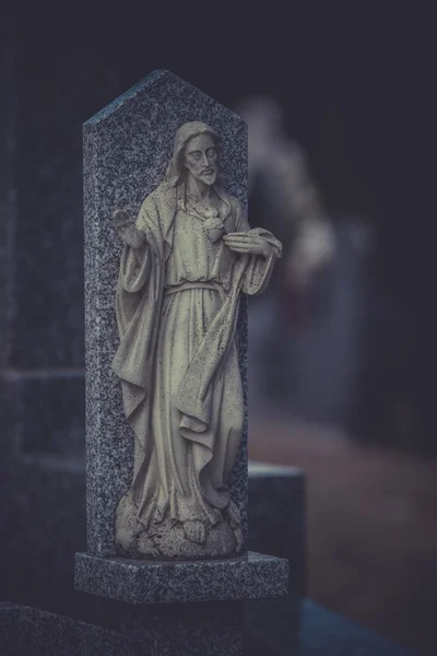 Hřbitov detail s kamennou plastikou — Stock fotografie