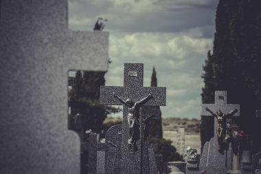 İsa mezarlığa çarmıha gerilmiş İsa