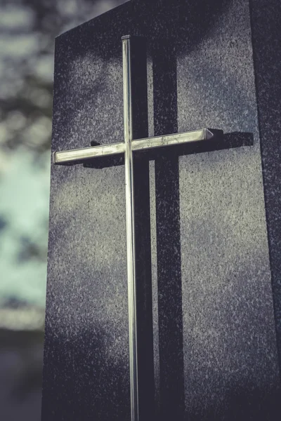 Vieille croix dans un cimetière — Photo