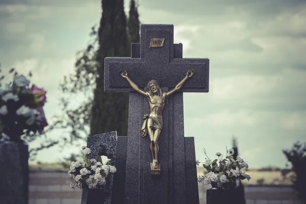 Jesus Cristo na cruz em um cemitério — Fotografia de Stock