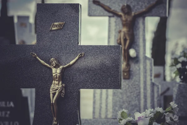 Gesù Cristo sulla croce in un cimitero — Foto Stock