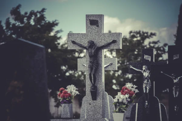 Gesù Cristo sulla croce in un cimitero — Foto Stock