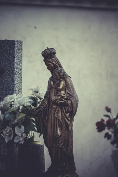 Sculpture of the Virgin Mary in a cemetery — Stock Photo, Image