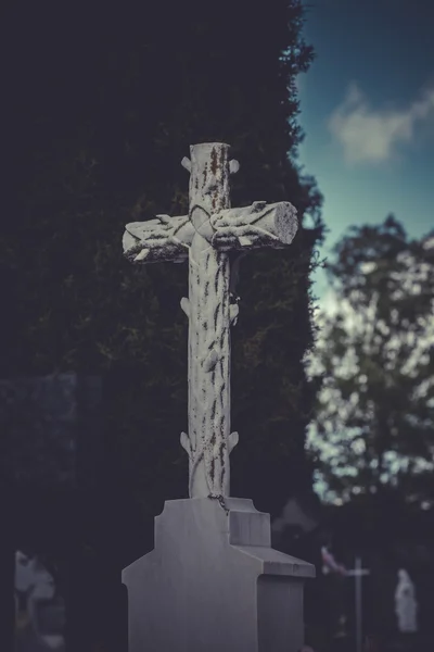 Oude kruis op een kerkhof — Stockfoto