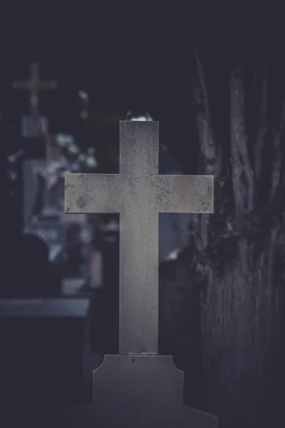 Antigua cruz en un cementerio — Foto de Stock
