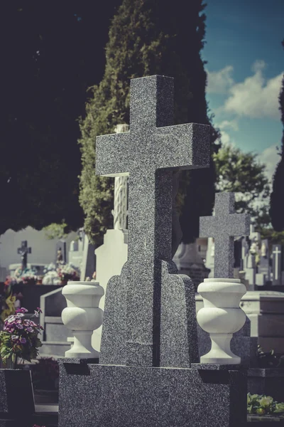 Antigua cruz en un cementerio — Foto de Stock