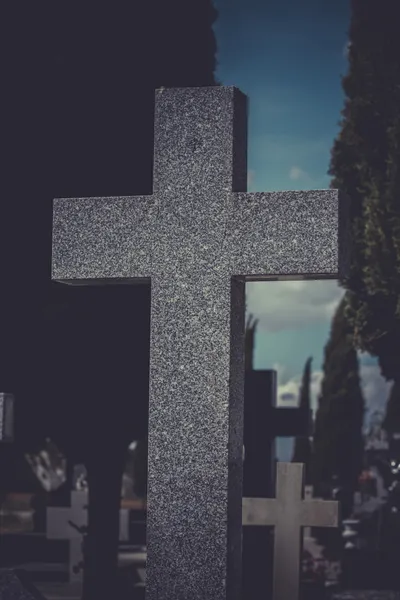 Antigua cruz en un cementerio — Foto de Stock