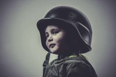 askeri kap giymiş komik çocuk