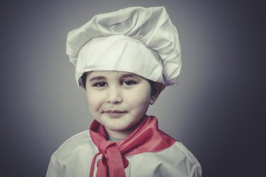 aşçı olarak giyinmiş çocuk