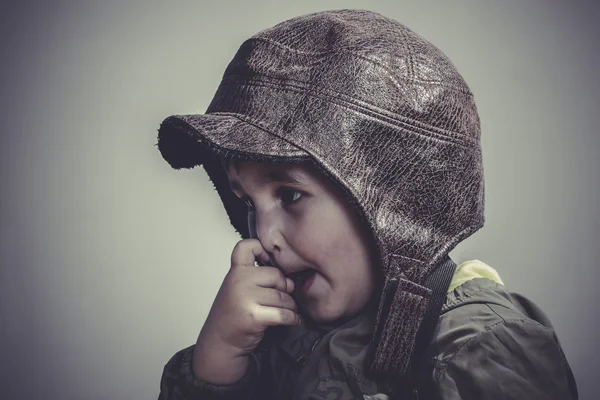 Enfant drôle habillé en chapeau d'aviateur — Photo