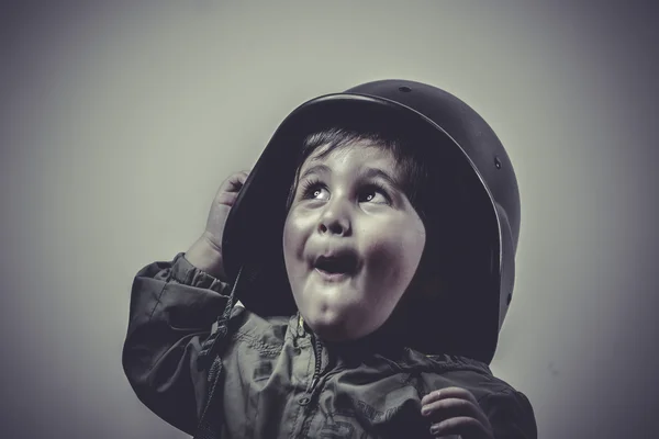 Смешной ребенок в военной фуражке — стоковое фото