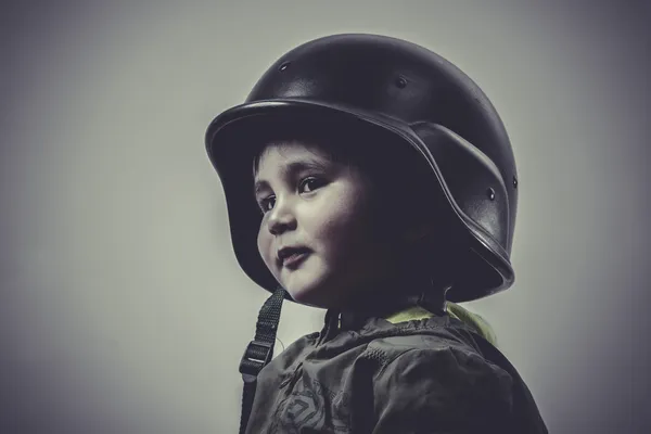 Grappige kind gekleed in militaire GLB — Stockfoto