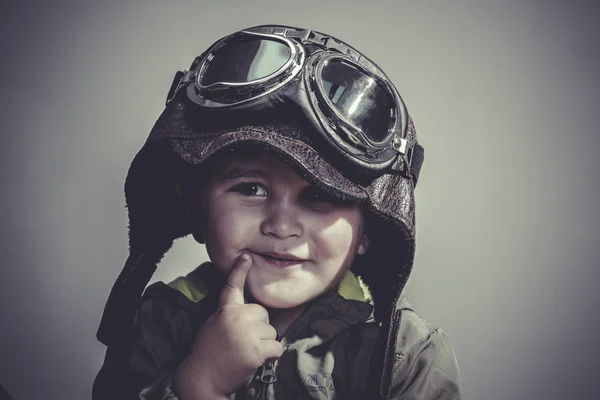 Criança engraçada vestida com chapéu aviador — Fotografia de Stock