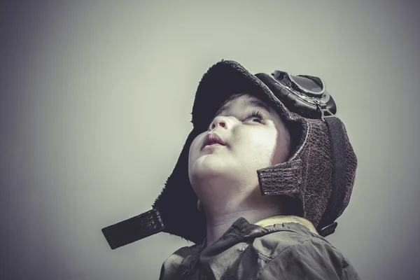 Niño divertido vestido con sombrero de aviador — Foto de Stock