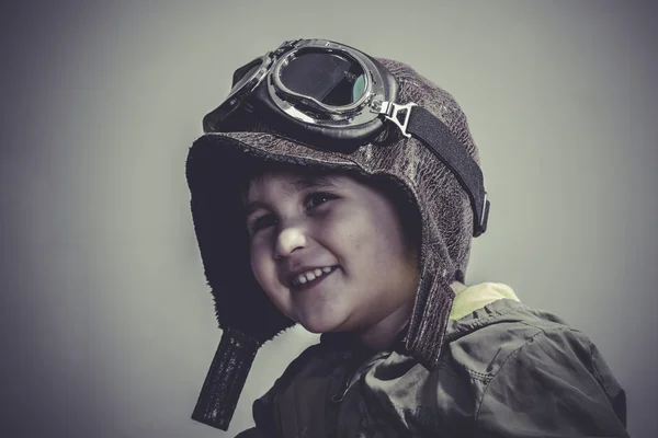 Grappige kind gekleed in vlieger hoed — Stockfoto