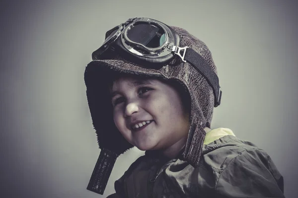 Criança engraçada vestida com chapéu aviador — Fotografia de Stock