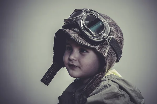 Grappige kind gekleed in vlieger hoed — Stockfoto